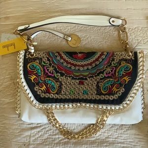 Ihandbag purse with embroidered design